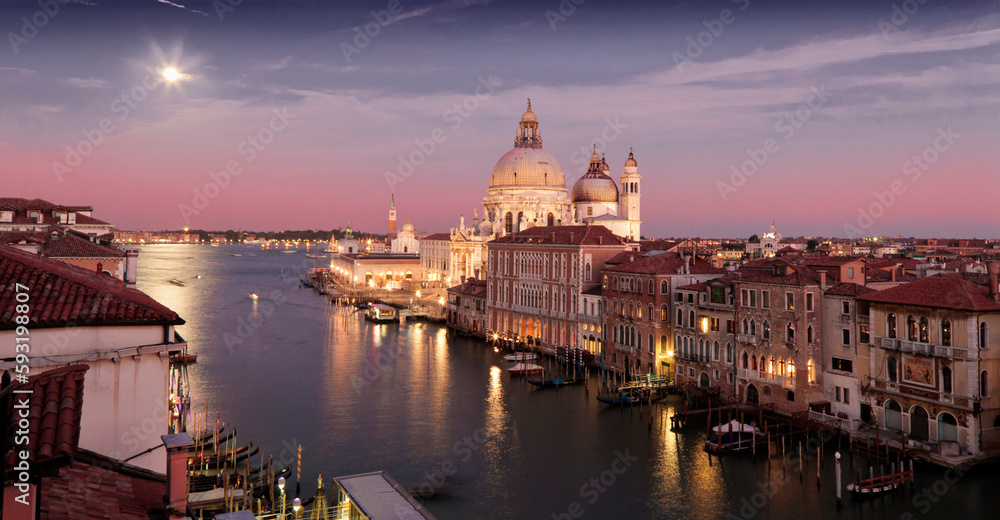 Venezia. Veduta dall' alto della Basilica della Salute sul Canal Grande al tramonto