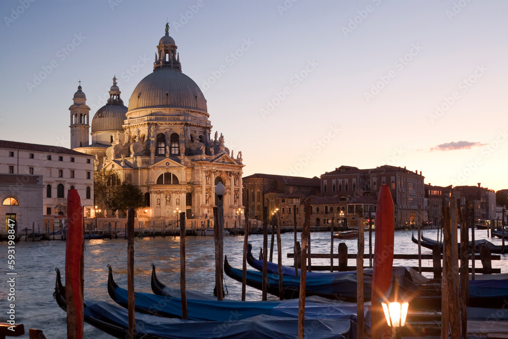 Venezia. Basilica della Salute sul Canal Grande con gondole in riva al tramonto