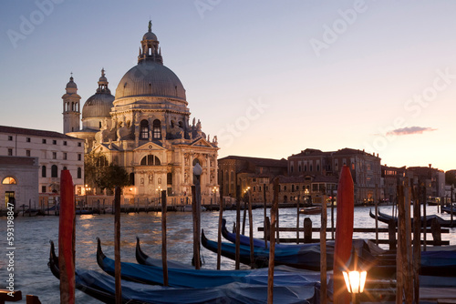 Venezia. Basilica della Salute sul Canal Grande con gondole in riva al tramonto