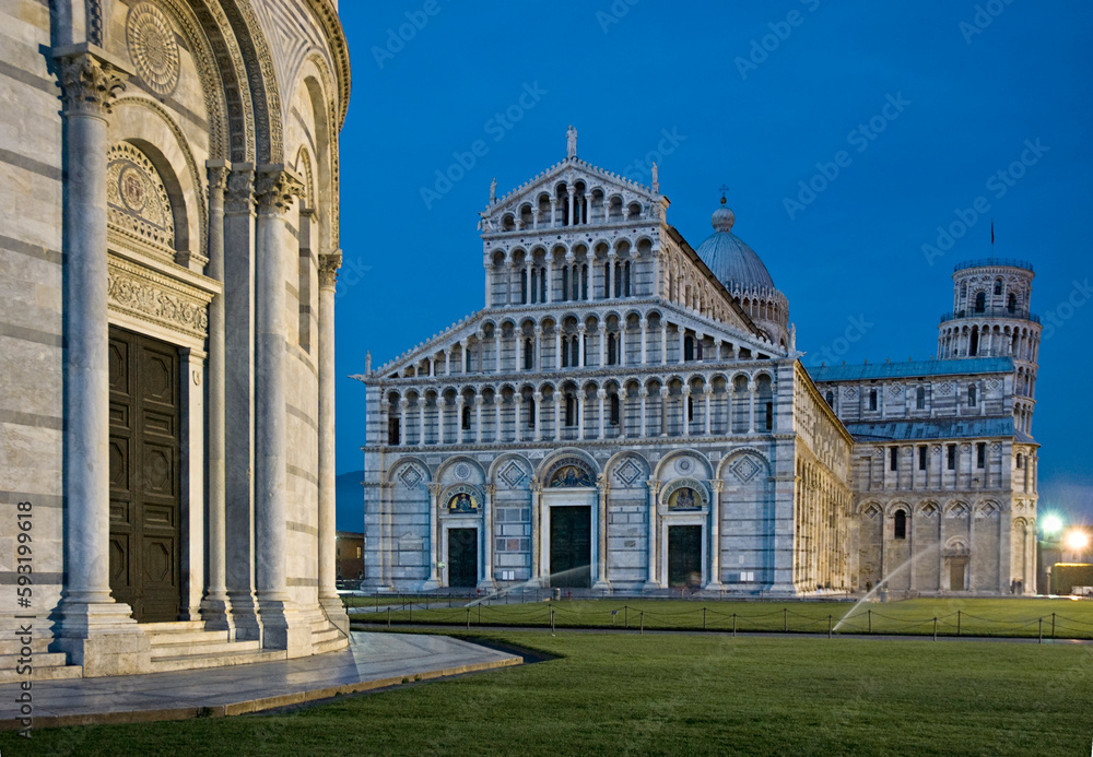 Pisa.Piazza del Duomo con angolo del Battistero di San Giovanni
