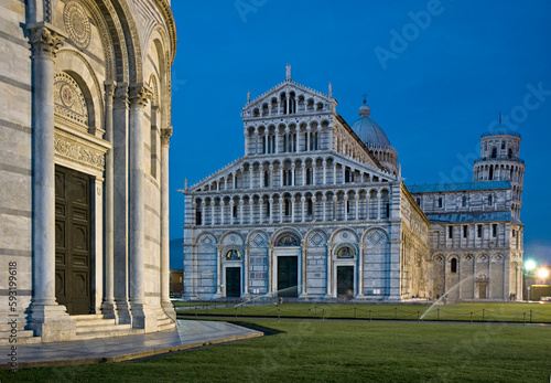 Pisa.Piazza del Duomo con angolo del Battistero di San Giovanni
