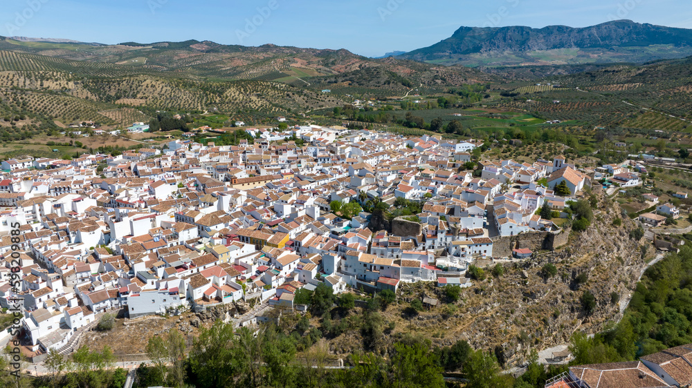 vista aérea del pueblo de el burgo en la comarca del parque nacional sierra de las Nieves, Andalucía
