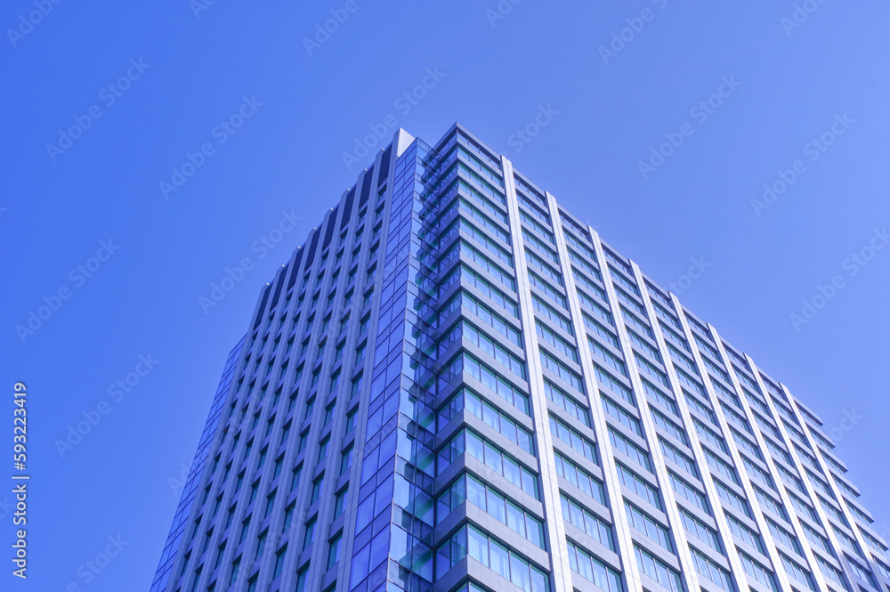 オフィス街のビルと青空