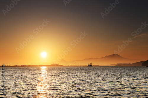 中海の向こうの伯耆大山と日の出 © M.Masary
