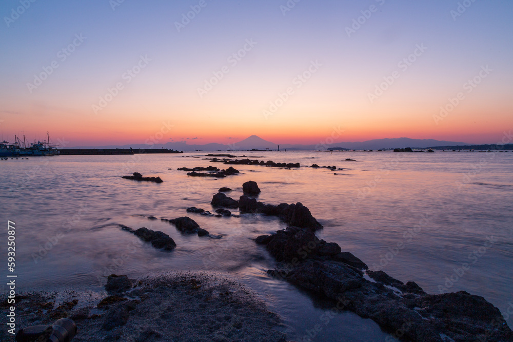 葉山町の海岸から夕方の富士山