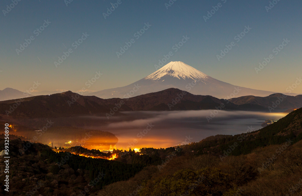 箱根大観山から月光に照らされた富士山と芦ノ湖