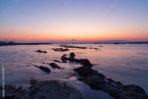 葉山町の海岸から夕方の富士山 © Umibozze