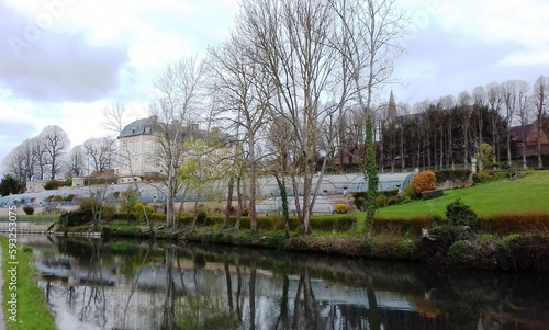 Château La folie de Buissy et sa serre tropicale sur la commune de Long en bord du fleuve de la Somme en France
