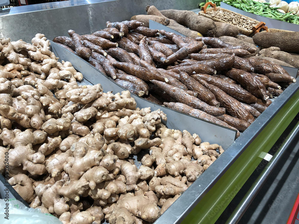 illustration d'un étalage de légumes racine, ici il y a du gingembre, manioc