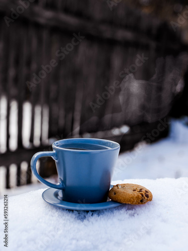 Niebieska filiżanka z ciastkiem na śniegu