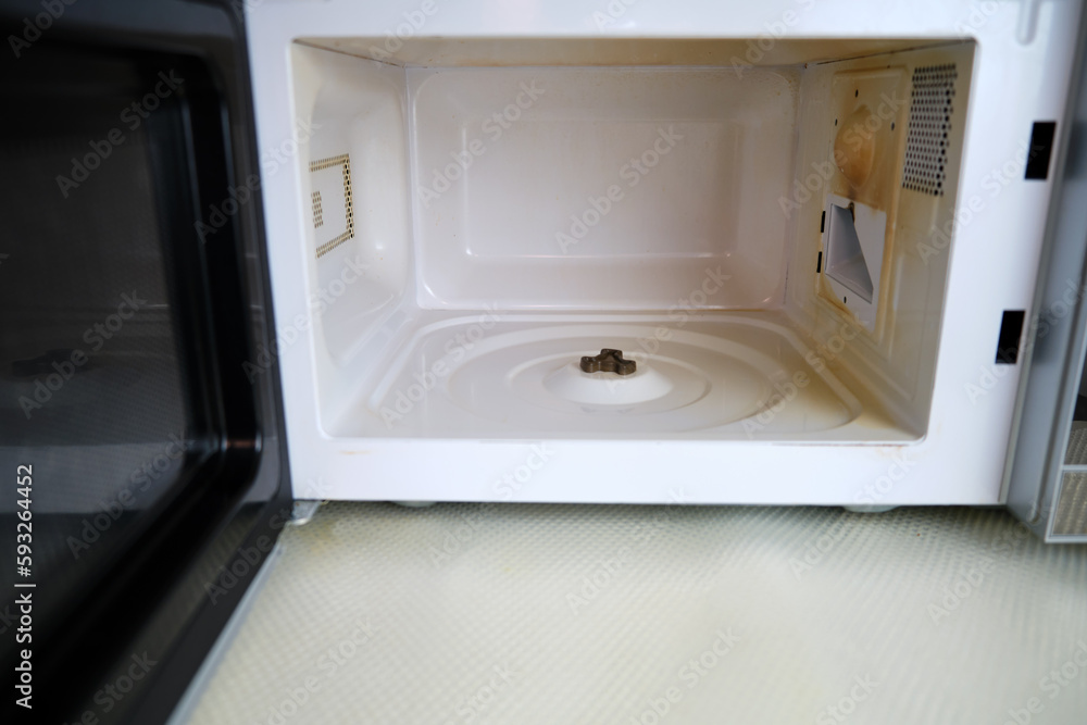 Repair of a sparkling microwave by replacing the mica plate. Broken microwave with self replacement burnt mica sheet Repair of a sparkling microwave by replacing the mica plate. Broken microwave with self replacement burnt mica sheet