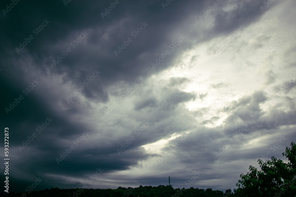illustration d'un ciel très nuageux dans les teinte de gris foncé et blanc illustration d'un ciel très nuageux dans les teinte de gris foncé et blanc