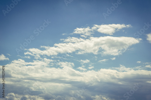 Fototapeta Naklejka Na Ścianę i Meble -  illustration d'un ciel bleu avec quelques nuages blanc moutonneux