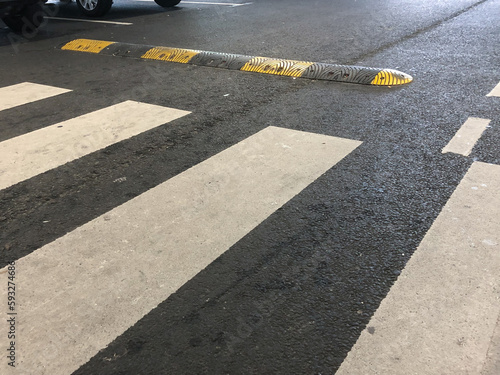 illustration d'un passage, pour piéton de couleur blanche et d'un ralentisseur de couleur jaune et gris