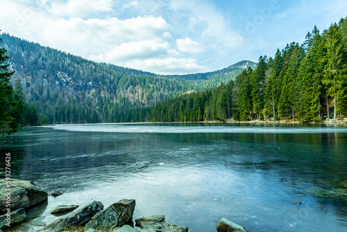 Obraz na płótnie Frühlingswanderung im Bayrischen Wald vom Großen Arbersee zum Großen Arber Gipfel - Bayern - Deutschland w salonie