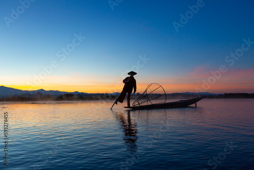 Mandalay, Myanmar, November 22, 2016: fishermen who go out fishing in mandalay, inle lake © kenan