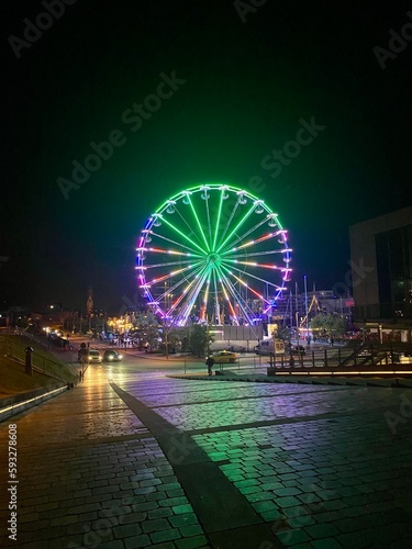 Bundes Riesenrad in der Nacht: Ein Farbenspiel erhellt den Himmel