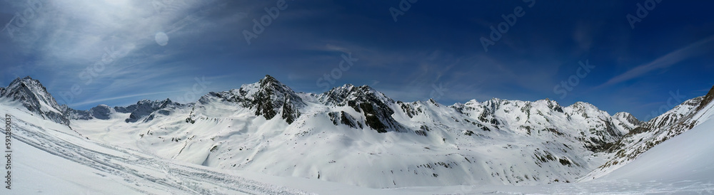 Panorama der Berge bei der Rostocker Hütte im Winter