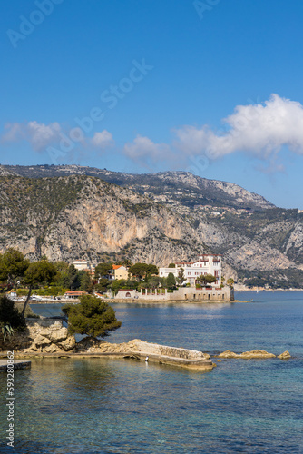 Villa Kérylos dominé par les montagnes depuis le sentier littoral de Saint-Jean-Cap-Ferrat