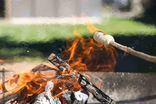 Lagerfeuer mit Stockbrot im Garten