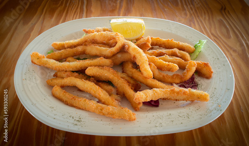 Tiras de calamar rebozado y frito