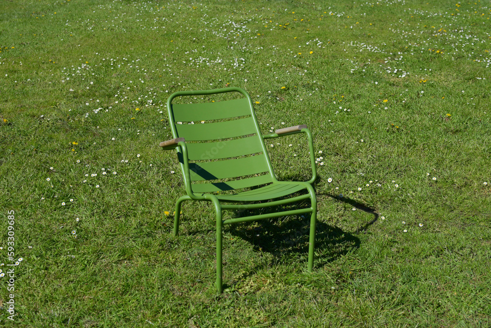 Chaise en métal - Parc de la Briantais à Saint-Malo Chaise en métal - Parc de la Briantais à Saint-Malo