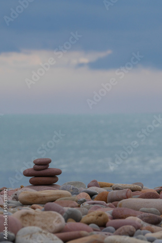 Pequeñas piedras apiladas en la orilla de la playa