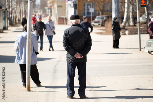 An elderly man in the city.A pensioner travels around the city in the spring.