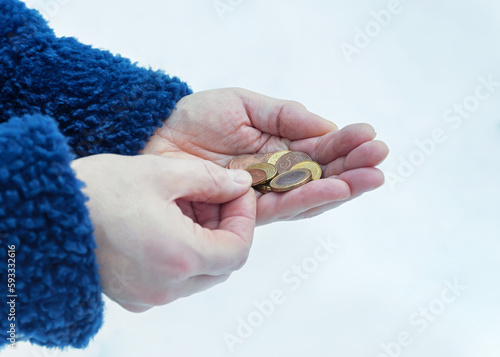 Obraz na płótnie Coins in female hands, selective focus.