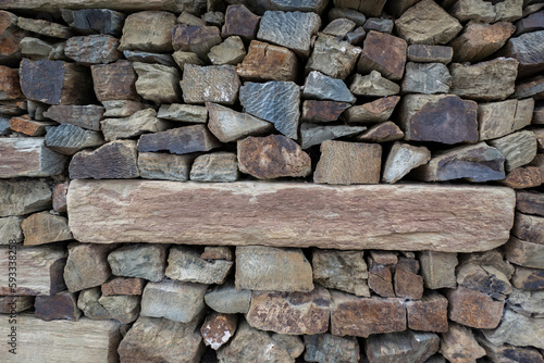 Muro com pedras de xisto em pilha com juntas entre elas
 photo