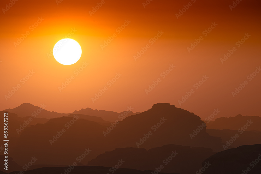 Wadi Rum w Jordanii. Piękny zachód słońca nad pustynnymi górami.