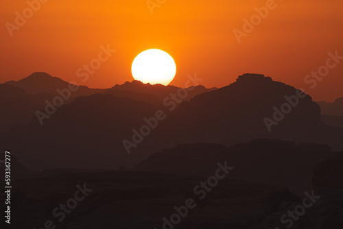 Wadi Rum w Jordanii. Piękny zachód słońca nad pustynnymi górami. photo