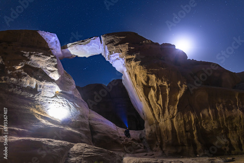 Wadi Rum w Jordanii Nocne niebo z pięknymi gwiazdami nad pustynią