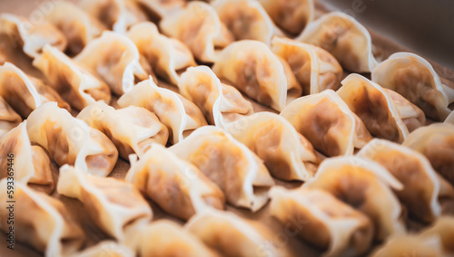 Smakowite orientalne pierogi o różnorodnych nadzieniach, łączące tradycje kuchni wschodnich w jednym daniu.