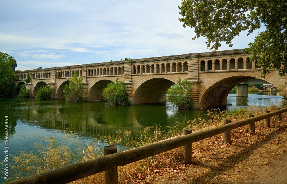 Blick auf das Orb-Aquädukt, eine Brücke, die den Canal du Midi über den Fluss Orb bei der Stadt Béziers im Languedoc-Roussillon, Süd-Frankreich, führt.