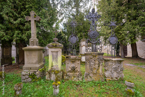 Katholische Kirche St. Peter in der niederbayerischen Stadt Straubing mit Friedhof