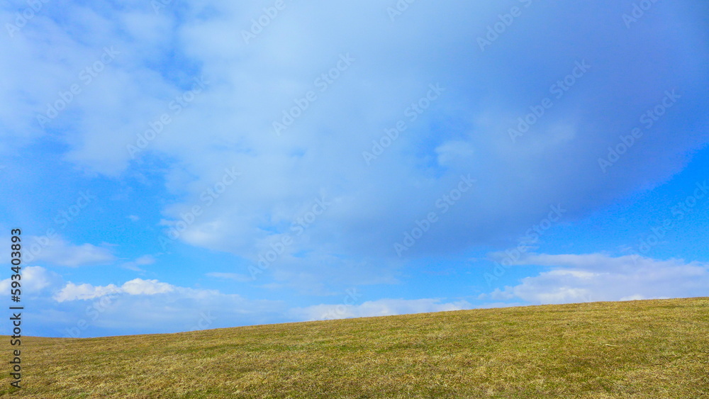 Fototapeta premium 茶色い丘と広い空