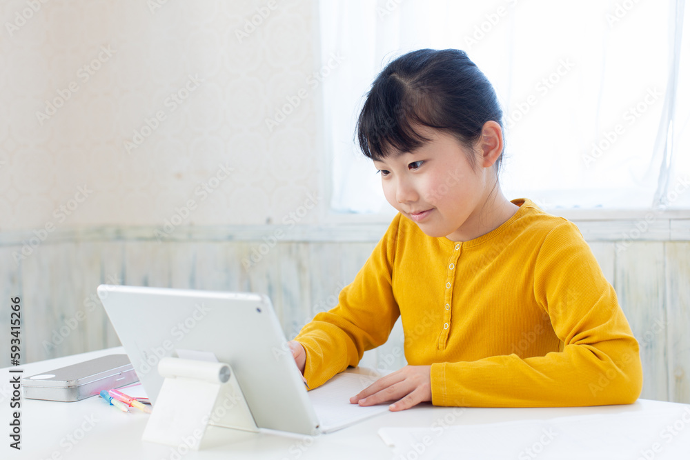 オンラインで授業を受ける子ども