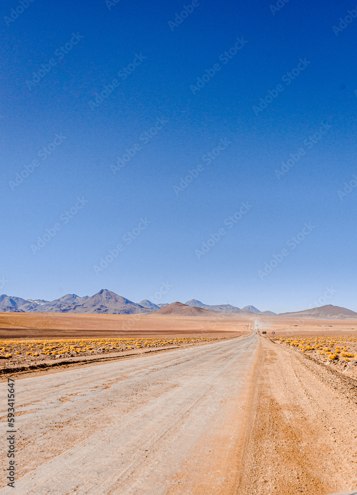 Paisajes de San Pedro de atacama, caracterizado por colores tierra propios del desierto, cultura indígena, diversidad de accidentes geográficos, turismo.