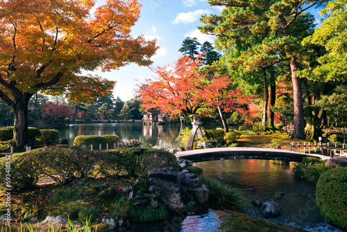 紅葉の兼六園の虹橋と徽軫灯籠 photo