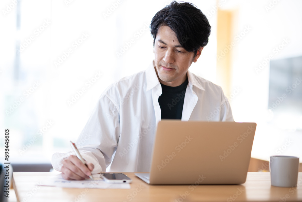 書類に書き込むの日本人男性