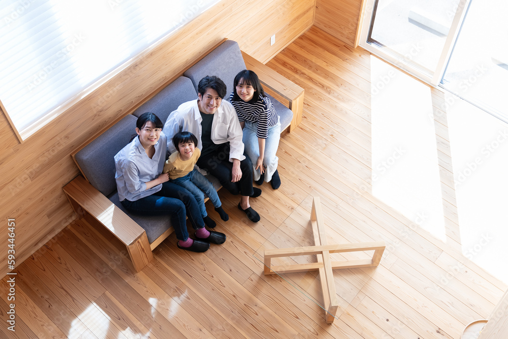 ソファに座った家族のポートレート