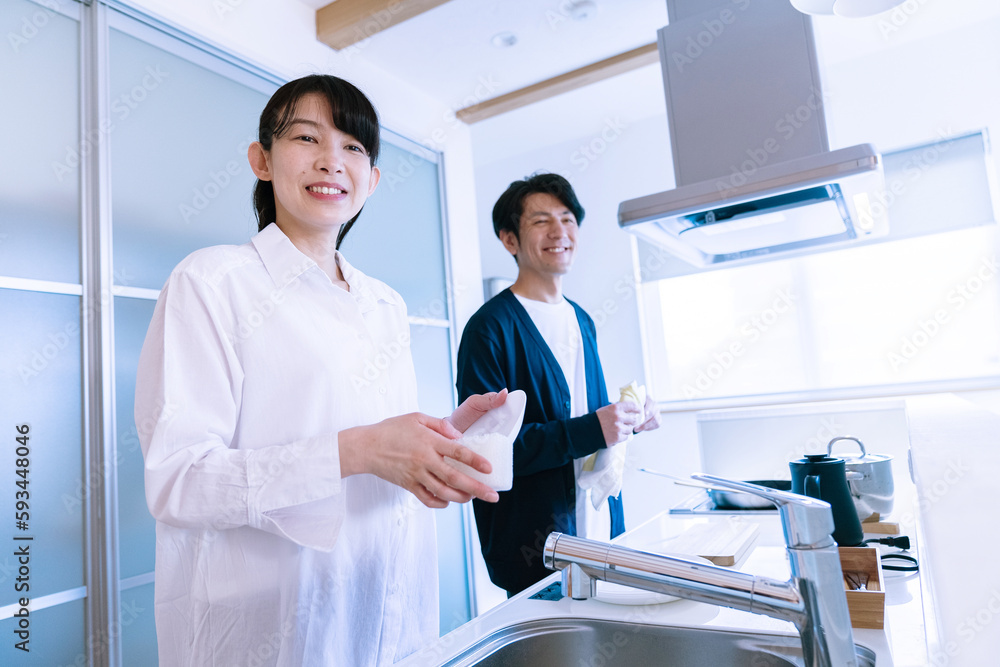 Obraz premium キッチンに立つ夫婦