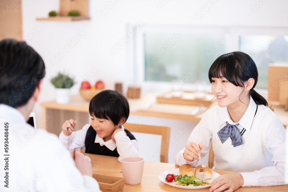 朝食を食べる家族 朝食を食べる家族