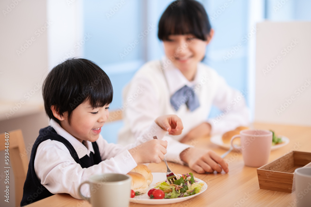 朝食を食べる姉弟 朝食を食べる姉弟