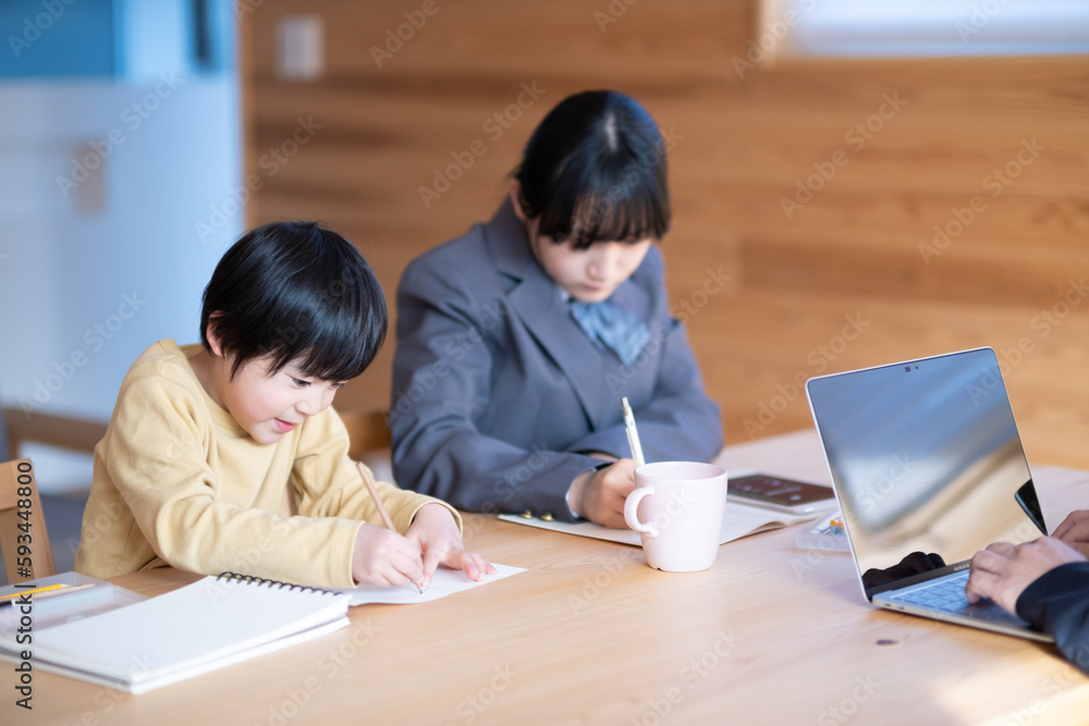 勉強をする女の子とお絵描きをする男の子