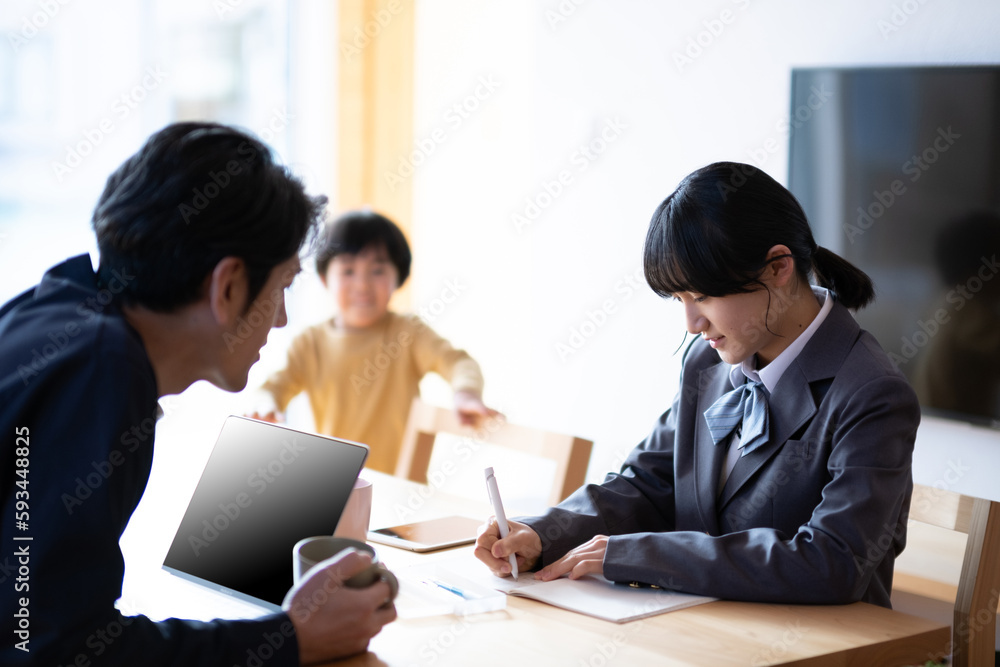 娘の宿題を見る父 娘の宿題を見る父