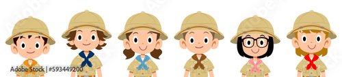 探検隊の服を着た子どもの上半身
