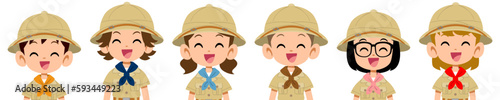 探検隊の服を着た笑顔の子どもの上半身
