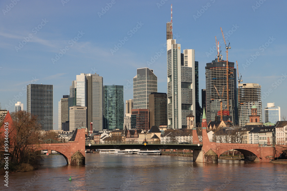 Frankfurt am Main; Alte Brücke vor der Skyline Frankfurt am Main; Alte Brücke vor der Skyline